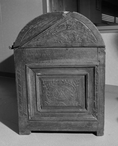 Détail du panneau droit du coffre.