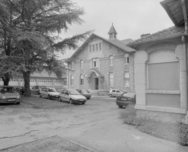 Vue d'ensemble de la façade antérieure du bâtiment principal.