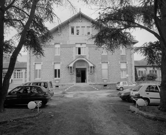 Vue d'ensemble de la façade antérieure du bâtiment principal.