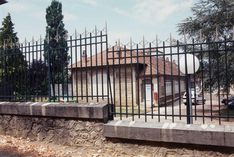 Vue de la grille extérieure.