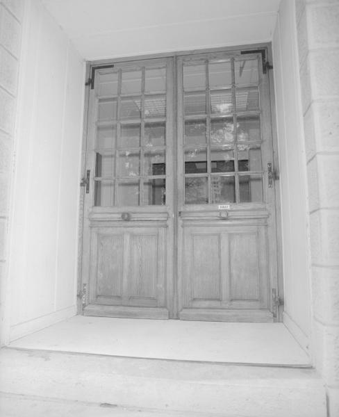 Vue de la porte d'entrée du bâtiment principal.
