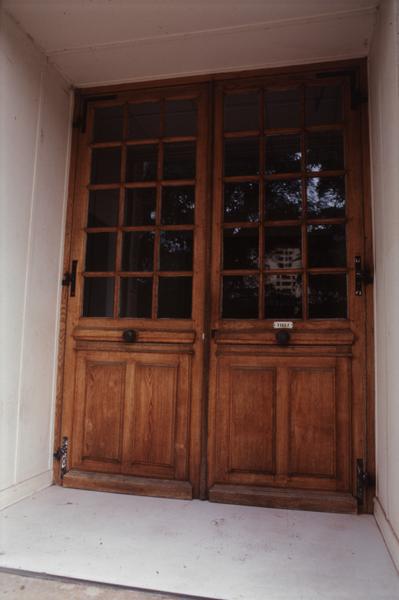 Vue de la porte d'entrée du bâtiment principal.