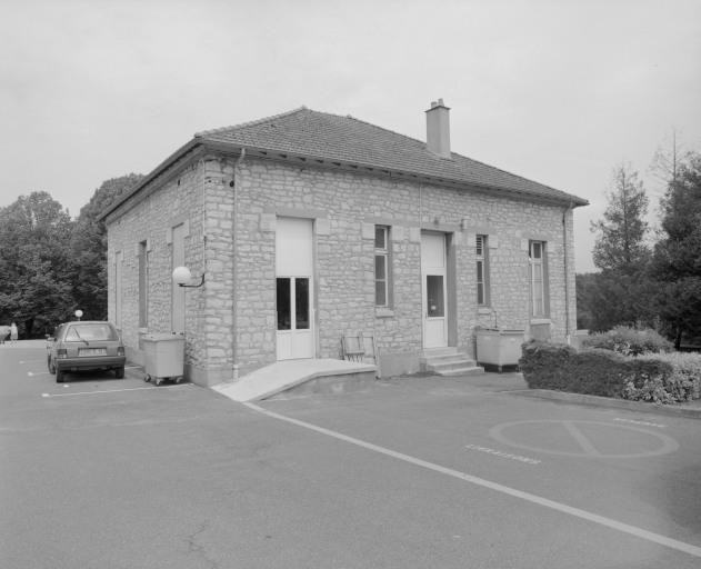 Vue d'ensemble de la pharmacie.