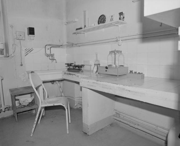 Vue d'ensemble du laboratoire de la pharmacie.
