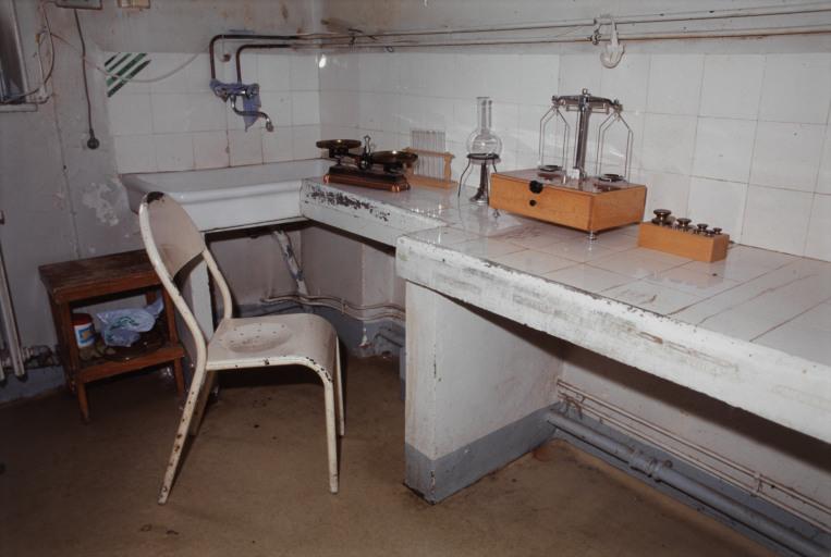 Vue d'ensemble du laboratoire de la pharmacie.