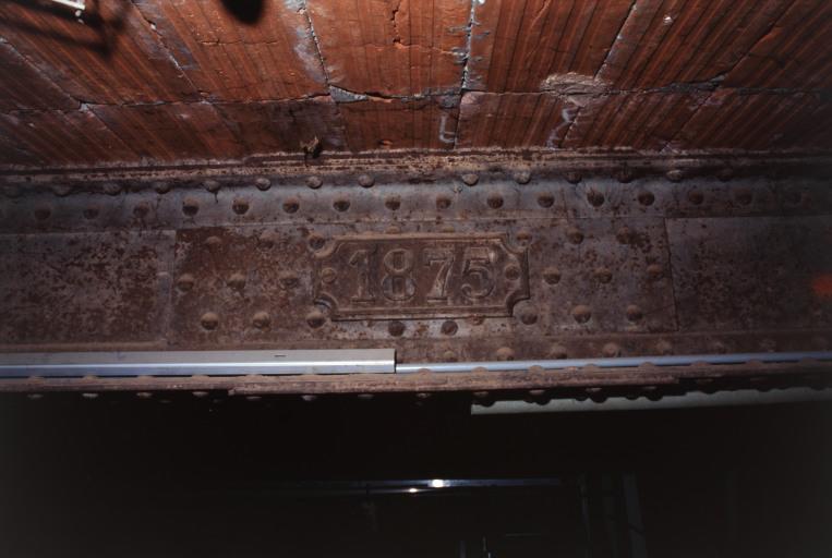 Détail d'une poutre de l'atelier, datée 1875.