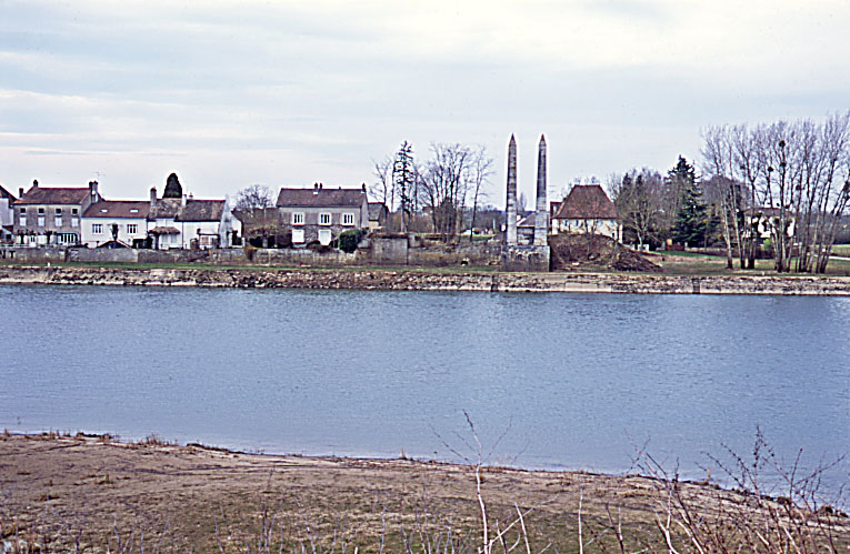 Pylônes, vestiges du pont suspendu.