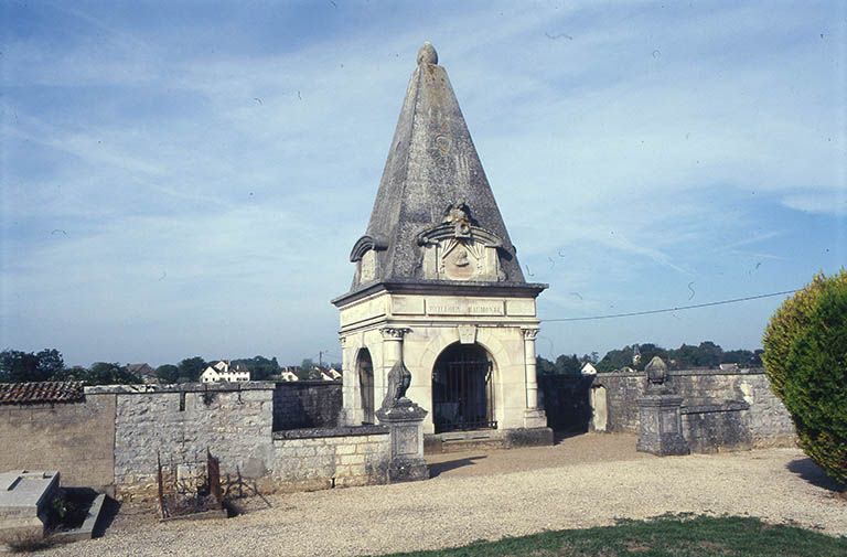 Vue d'ensemble du mausolée Pailloux-Haumonté.