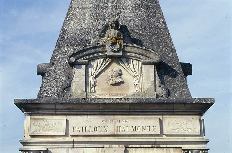 Mausolée Pailloux-Haumonté, détail du médaillon du docteur Pailloux et de son épouse Elisa Haumonté.