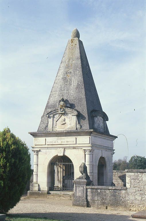 Vue d'ensemble du mausolée Pailloux-Haumonté.