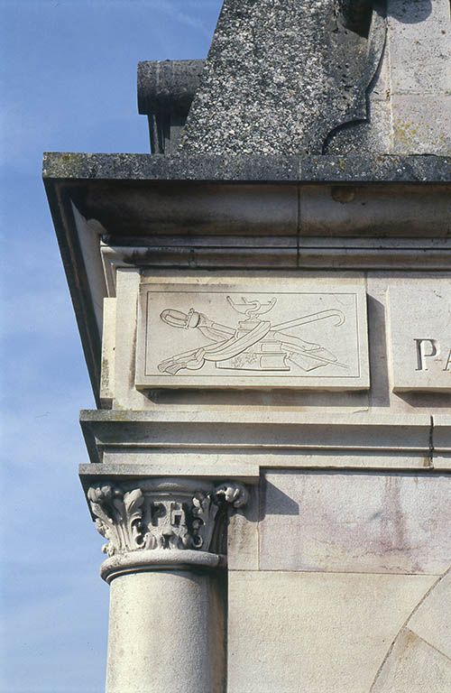 Mausolée Pailloux-Haumonté, façade antérieure, cartouche gauche (épée et livre).