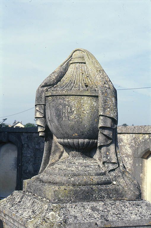 Mausolée Pailloux-Haumonté, vue de détail du vase et du linceul.