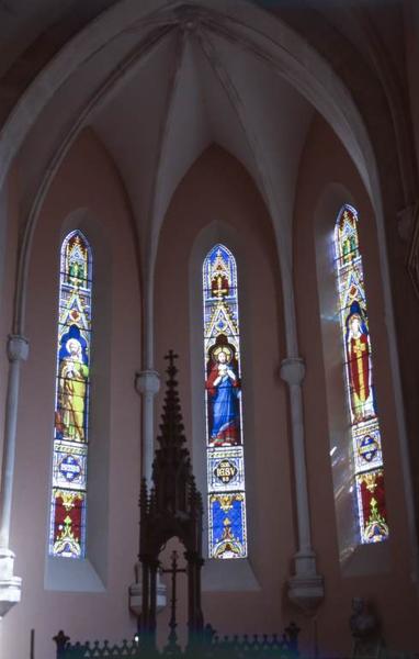 Trois verrières figurées : Sacré-Coeur, saint Pierre et saint Léger, et quatorze verrières décoratives