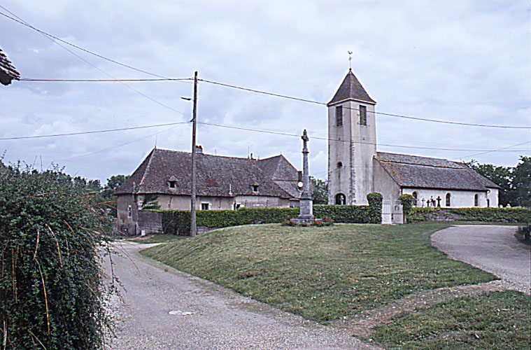 Vue d'ensemble de l'église et de l'ancien presbytère.