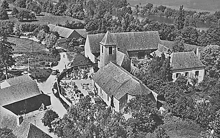 Vue aérienne de l'égise et du prieuré, carte postale ancienne Lapie s. d. (collection privée).