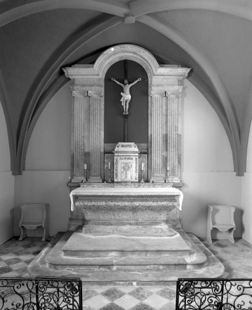 Maître-autel et son retable.