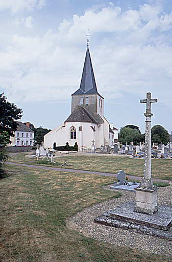 Chevet et croix du cimetière.