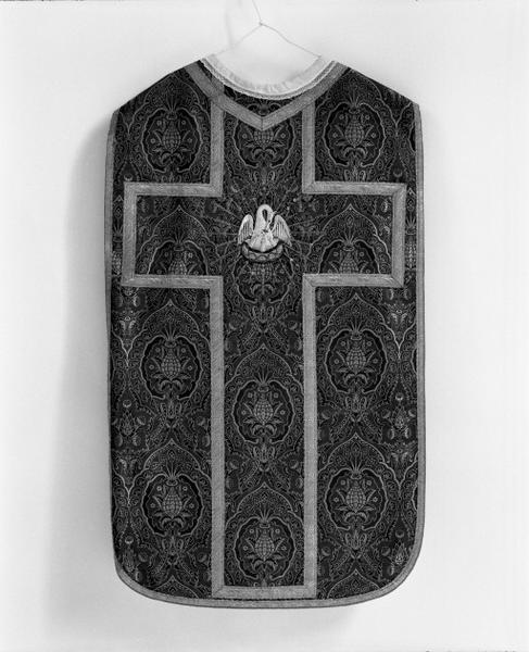 Chasuble rouge.