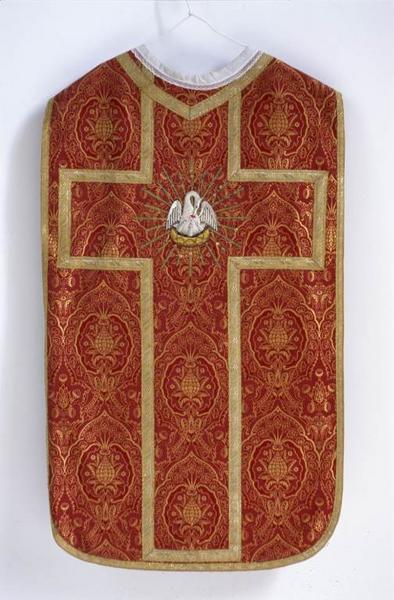 Chasuble rouge.