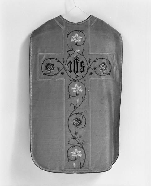 Chasuble dorée.