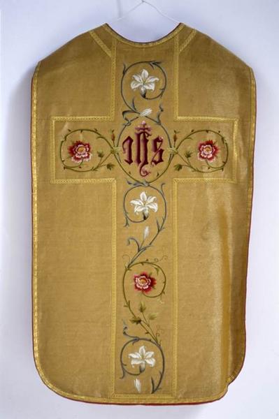 Chasuble dorée.