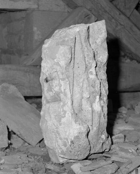 Fragment de statue : religieux