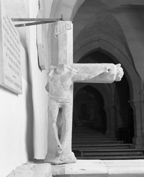 Fragment de croix monumentale portant un Christ en croix et une Vierge à l'Enfant