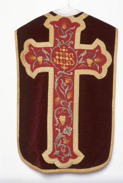 Chasuble rouge.