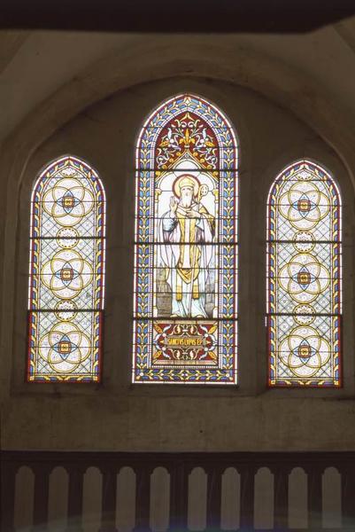 Nef, mur de la façade : Saint Loup évêque entre deux vitraux décoratifs.