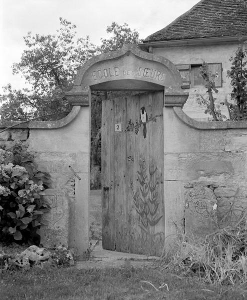 Porte de la cour.