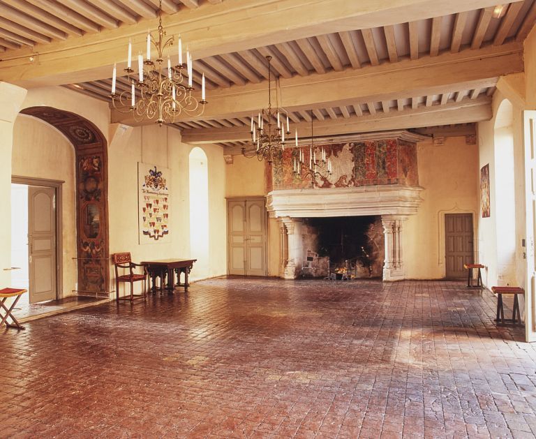 Logis principal, rez-de-chaussée, la grande salle côté cheminée.