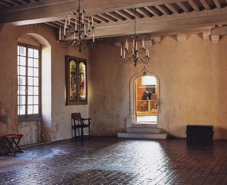 Logis principal, rez-de-chaussée, la grande salle côté chapelle.