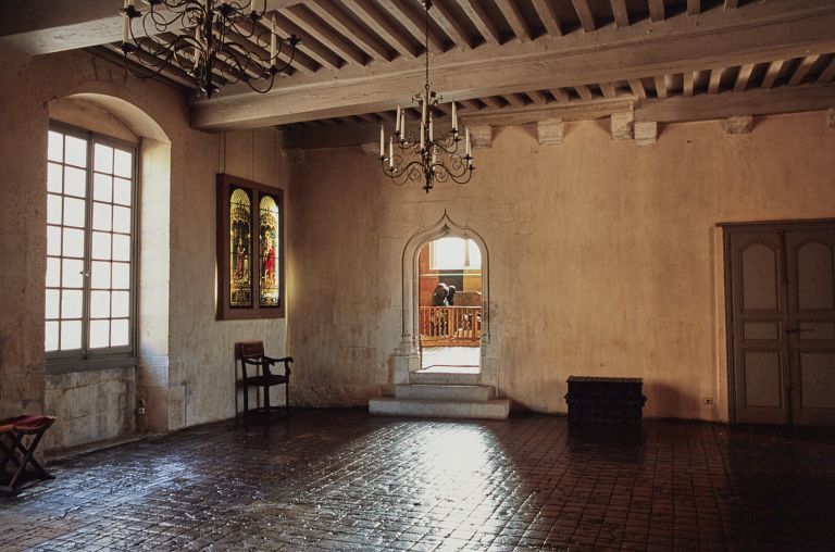 Logis principal, rez-de-chaussée, la grande salle côté chapelle.