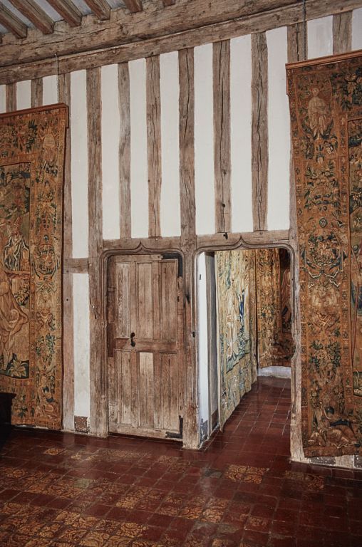 Logis principal, 1er étage, grande salle de l'appartement médiéval : portes donnant sur le dégagement et le cabinet.