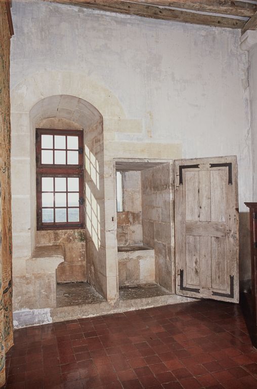 Logis principal, 1er étage, dégagement de l'appartement médiéval : fenêtre à coussiège et latrines.