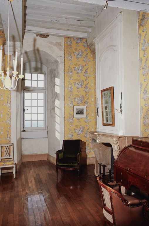 Logis principal, 1er étage, la "chambre jaune" vue depuis l'entrée.