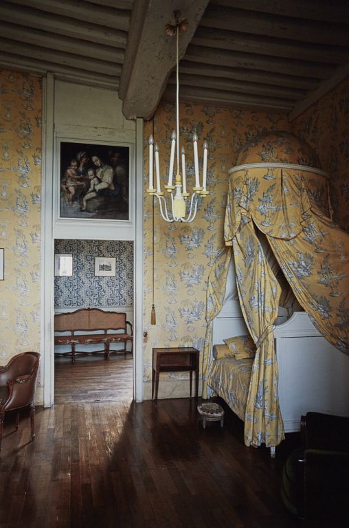 Logis principal, 1er étage, la "chambre jaune" vue en hauteur, vers l'antichambre.