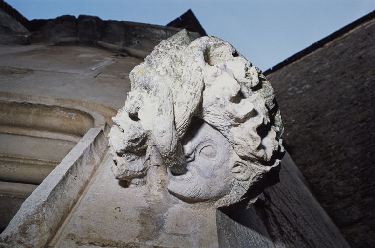 Tour sud, culot sculpté à droite de la porte.