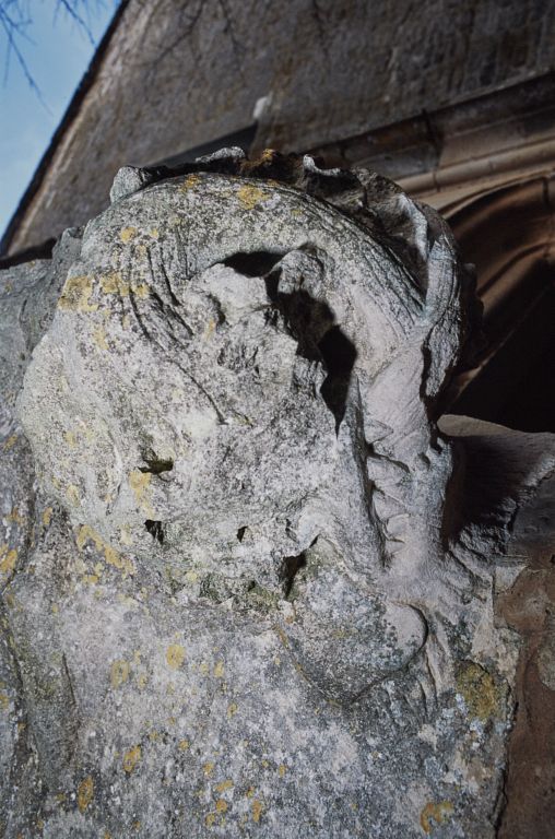 Tour sud, culot sculpté à droite de la porte.