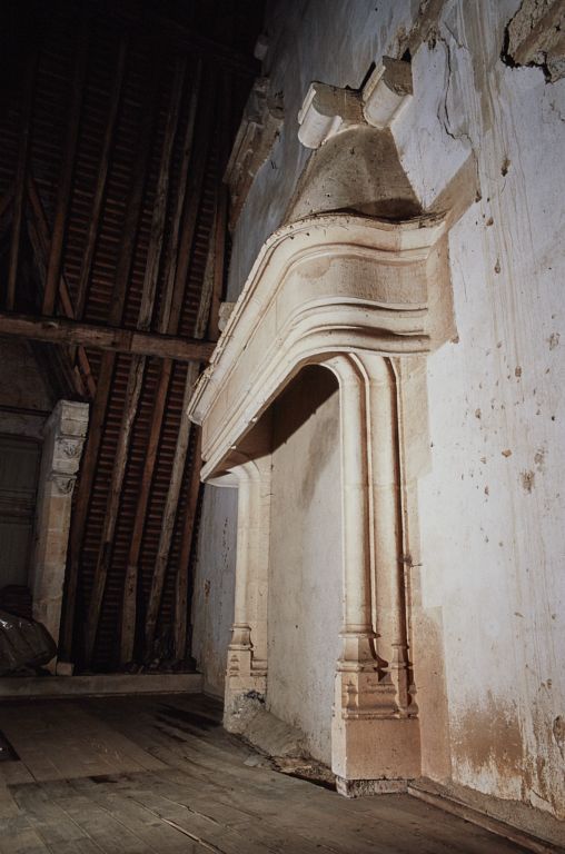Logis principal, comble au dessus de l'appartement médiéval : cheminée adossée au mur du donjon.