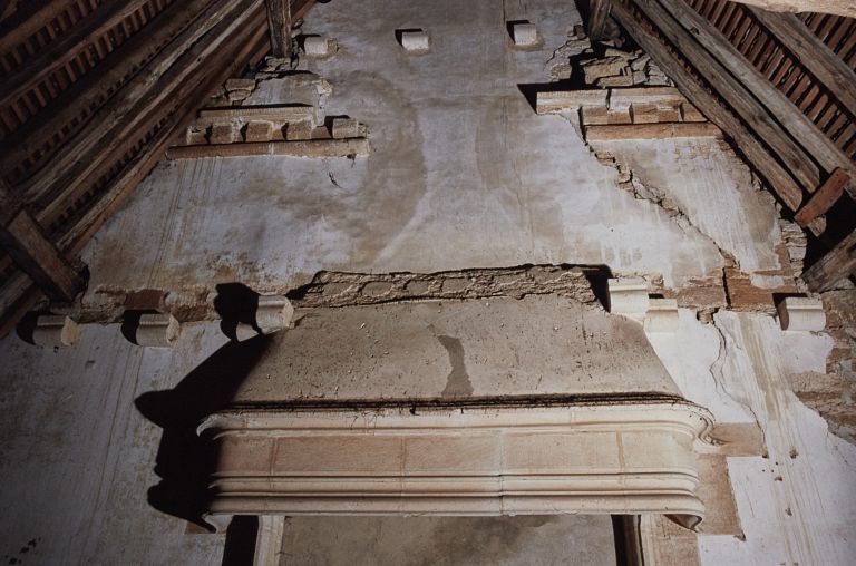 Logis principal, comble au dessus de l'appartement médiéval : mur du donjon.
