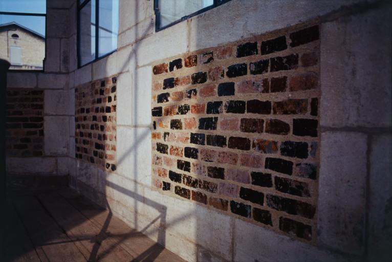 Décor dans le mur, après restauration.