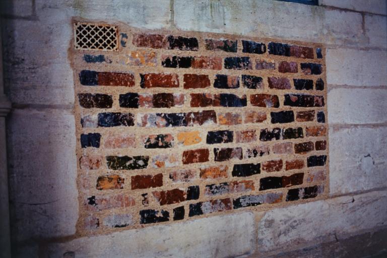 Décor dans le mur, après restauration.