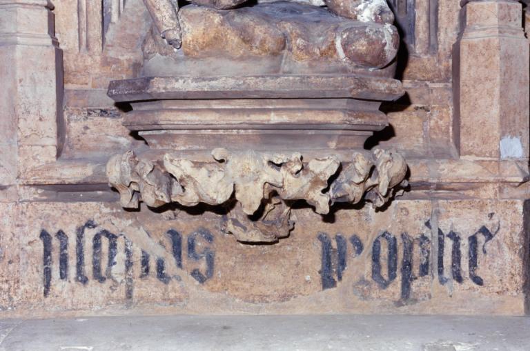 Détail de la console et de l'inscription peinte d'Isaïe.