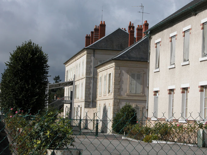Façade des anciens magasins de subsistances de l'Armée.