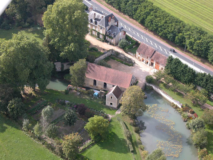 Vue aérienne montrant la maison du maître de forge, la halle de la forge avec la soufflerie, les magasins et écuries sur le côté de la route.