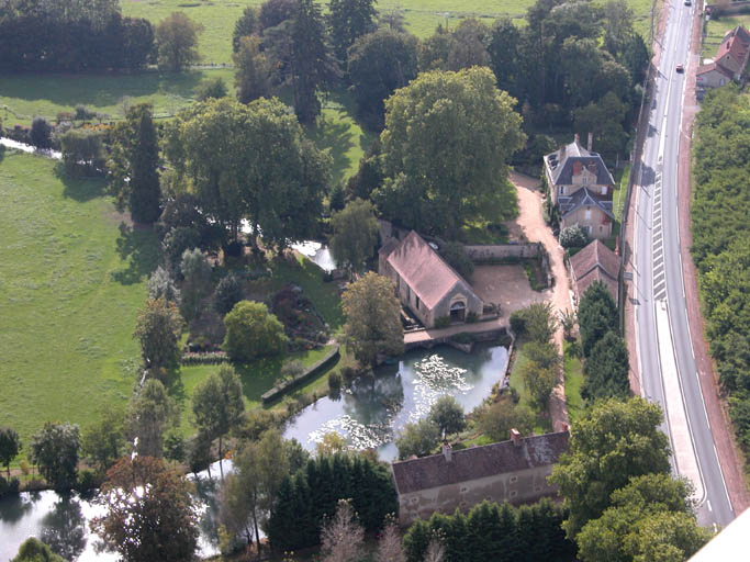 Vue montrant la maison du maître de forge, la halle de la forge avec la soufflerie, les magasins et écuries sur le côté de la route, les casernes destinées aux ouvriers et le bief avec son étang de retenue.