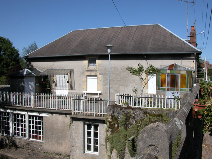 Vue générale du bâtiment de l'ancienne forge transformée en moulin puis logements.