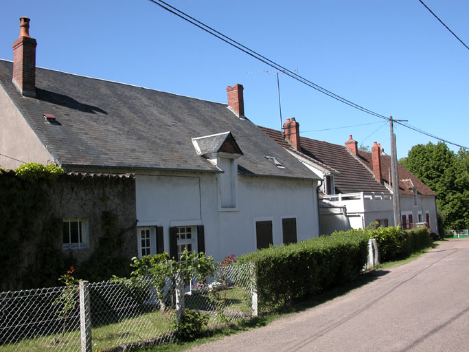 Vue sur la rue des logements d'ouvriers transformés en habitations particulières.