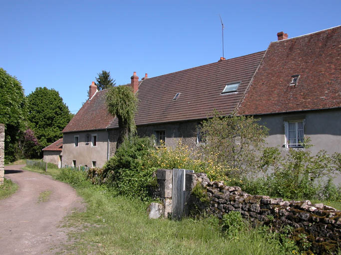 Vue arrière des logements d'ouvriers transformés en habitations particulières.